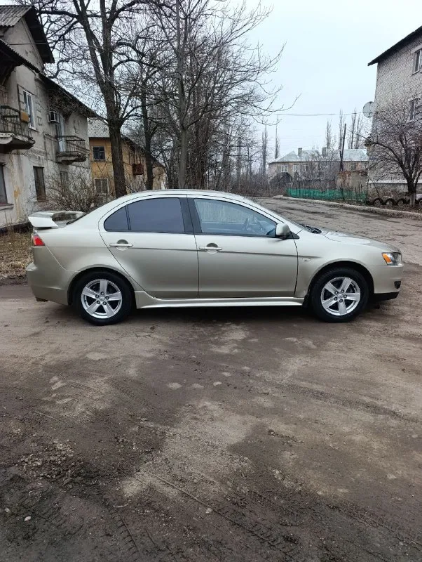 Продам лансер 2009 г. в 2.0 ( механика) 150 л. с. пробег 223 тысячи машина покупалась в донецке в автосалоне в 2009 году, до прошлого года была в одной семье, я второй собственник. состояние хорошее. климат. подогрев сидений. корректор и обогрев зеркал. датчик света и дождя. 4 стеклоподъёмника. мульти руль. макеевка. цена 740 тысяч +79493472594 📞 звоните: +7(949)3472594 - фотография - 8