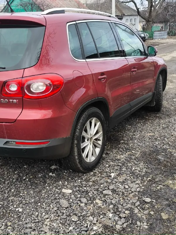 ❗продам volkswagen tiguan❗🚗🚗🚗 мотор 2.0 турбо бензин. на классическом автомате. родной пробег 131000 км. что и видно по состоянию салона и кузова. (см видео) мотор на отлично. работает тихо масло не кушает. не где не сопливит. коробка тоже чувствует себя хорошо. переключает идеально. в авто есть все для комфортного передвижения. (в авто работает каждая кнопка) кузов в хорошем состоянии. но есть не большие сколы как у всех vag. тех осмотр пройден. авто готово к переоформлению. цена 1 🍋 осмотр макеевка +79495801176 📞 звоните: +7(949)5801176 - фотография - 3