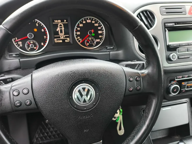 ❗продам volkswagen tiguan❗🚗🚗🚗 мотор 2.0 турбо бензин. на классическом автомате. родной пробег 131000 км. что и видно по состоянию салона и кузова. (см видео) мотор на отлично. работает тихо масло не кушает. не где не сопливит. коробка тоже чувствует себя хорошо. переключает идеально. в авто есть все для комфортного передвижения. (в авто работает каждая кнопка) кузов в хорошем состоянии. но есть не большие сколы как у всех vag. тех осмотр пройден. авто готово к переоформлению. цена 1 🍋 осмотр макеевка +79495801176 📞 звоните: +7(949)5801176 - фотография - 4