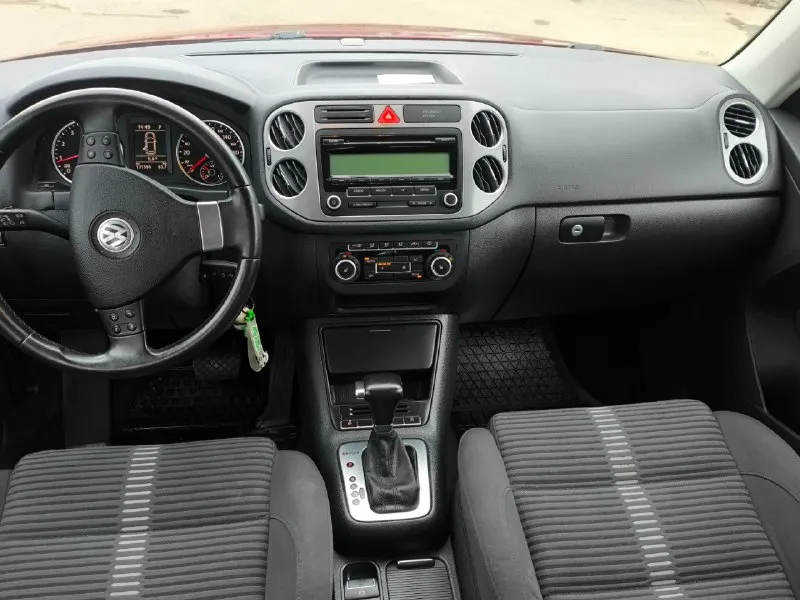 ❗продам volkswagen tiguan❗🚗🚗🚗 мотор 2.0 турбо бензин. на классическом автомате. родной пробег 131000 км. что и видно по состоянию салона и кузова. (см видео) мотор на отлично. работает тихо масло не кушает. не где не сопливит. коробка тоже чувствует себя хорошо. переключает идеально. в авто есть все для комфортного передвижения. (в авто работает каждая кнопка) кузов в хорошем состоянии. но есть не большие сколы как у всех vag. тех осмотр пройден. авто готово к переоформлению. цена 1 🍋 осмотр макеевка +79495801176 📞 звоните: +7(949)5801176 - фотография - 8