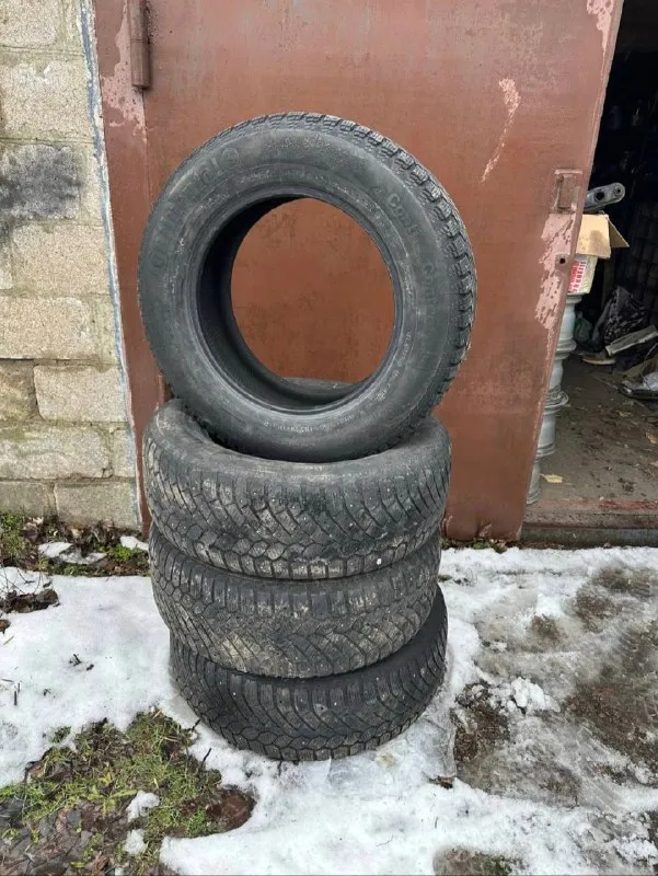 Продам резину 235/65r17 в хорошем состоянии цена 9000₽ находится в городе петровское, по всем вопрос... - фотография