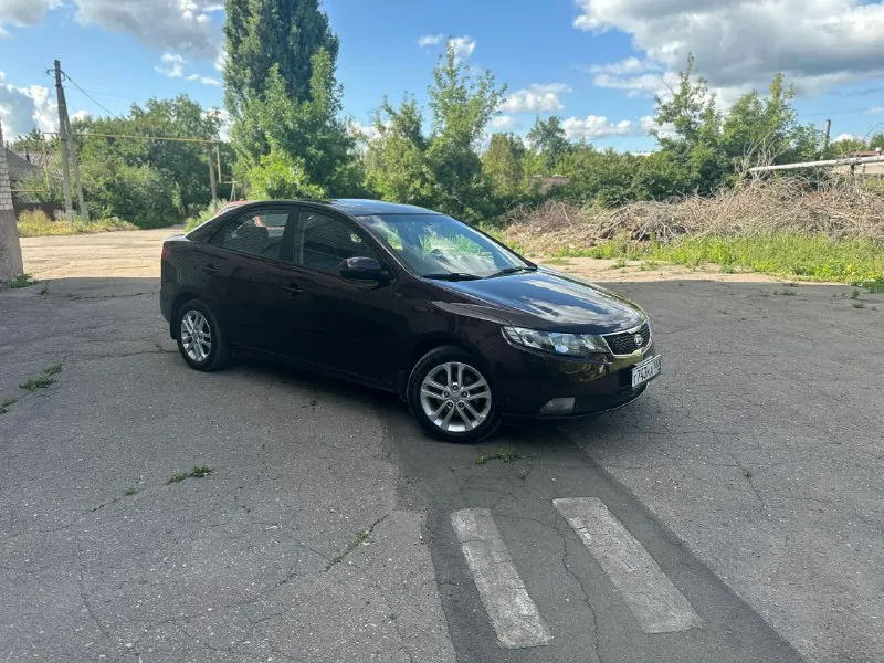 Продается kia cerato 2011-го года выпуска в комплектации luxe. Сборка южная корея
Объем двигателя - 1.6 (126 л. С. ), цепной мотор
Коробка - 6-ступенчатый гидротрансформатор aisin
Автомобиль весь в заводском окрасе. Я - собственник по документам около 2 лет
В комплектацию входит: легкосплавные диски, 4 стеклоподъемника, подогрев передних сидений, подогрев зеркал, электроподогрев зоны стеклоочистителей, центральный замок и штатная сигнализация, кондиционер, бортовой компьютер, датчик света, мультируль, электрическое складывание зеркал, дополнительно установлена сигнализация с автозапуском, магнитола на андроиде с carplay, android auto, навигацией и камерой заднего вида.
Автомобиль полностью обслужен
Цена - 890 000 руб. Донецк. + 79498001670
📲 Tg: олег
📞 Звоните: +7(949)8001670 - фотография - 2