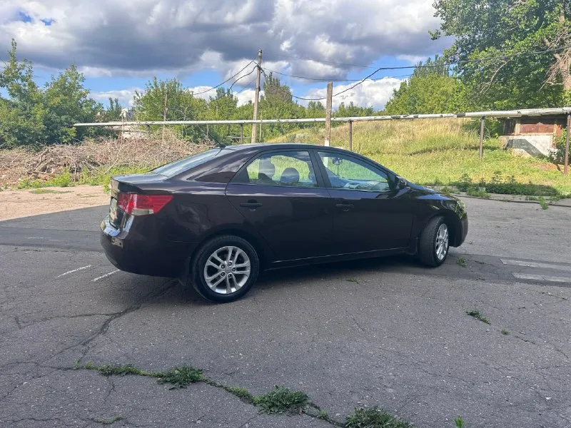 Продается kia cerato 2011-го года выпуска в комплектации luxe. Сборка южная корея
Объем двигателя - 1.6 (126 л. С. ), цепной мотор
Коробка - 6-ступенчатый гидротрансформатор aisin
Автомобиль весь в заводском окрасе. Я - собственник по документам около 2 лет
В комплектацию входит: легкосплавные диски, 4 стеклоподъемника, подогрев передних сидений, подогрев зеркал, электроподогрев зоны стеклоочистителей, центральный замок и штатная сигнализация, кондиционер, бортовой компьютер, датчик света, мультируль, электрическое складывание зеркал, дополнительно установлена сигнализация с автозапуском, магнитола на андроиде с carplay, android auto, навигацией и камерой заднего вида.
Автомобиль полностью обслужен
Цена - 890 000 руб. Донецк. + 79498001670
📲 Tg: олег
📞 Звоните: +7(949)8001670 - фотография - 3