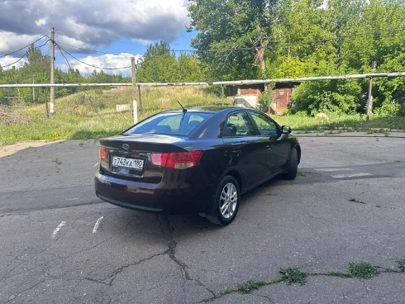 Продается kia cerato 2011-го года выпуска в комплектации luxe. Сборка южная корея
Объем двигателя - 1.6 (126 л. С. ), цепной мотор
Коробка - 6-ступенчатый гидротрансформатор aisin
Автомобиль весь в заводском окрасе. Я - собственник по документам около 2 лет
В комплектацию входит: легкосплавные диски, 4 стеклоподъемника, подогрев передних сидений, подогрев зеркал, электроподогрев зоны стеклоочистителей, центральный замок и штатная сигнализация, кондиционер, бортовой компьютер, датчик света, мультируль, электрическое складывание зеркал, дополнительно установлена сигнализация с автозапуском, магнитола на андроиде с carplay, android auto, навигацией и камерой заднего вида.
Автомобиль полностью обслужен
Цена - 890 000 руб. Донецк. + 79498001670
📲 Tg: олег
📞 Звоните: +7(949)8001670 - фотография - 4