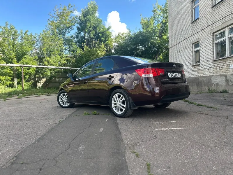 Продается kia cerato 2011-го года выпуска в комплектации luxe. Сборка южная корея
Объем двигателя - 1.6 (126 л. С. ), цепной мотор
Коробка - 6-ступенчатый гидротрансформатор aisin
Автомобиль весь в заводском окрасе. Я - собственник по документам около 2 лет
В комплектацию входит: легкосплавные диски, 4 стеклоподъемника, подогрев передних сидений, подогрев зеркал, электроподогрев зоны стеклоочистителей, центральный замок и штатная сигнализация, кондиционер, бортовой компьютер, датчик света, мультируль, электрическое складывание зеркал, дополнительно установлена сигнализация с автозапуском, магнитола на андроиде с carplay, android auto, навигацией и камерой заднего вида.
Автомобиль полностью обслужен
Цена - 890 000 руб. Донецк. + 79498001670
📲 Tg: олег
📞 Звоните: +7(949)8001670 - фотография - 7