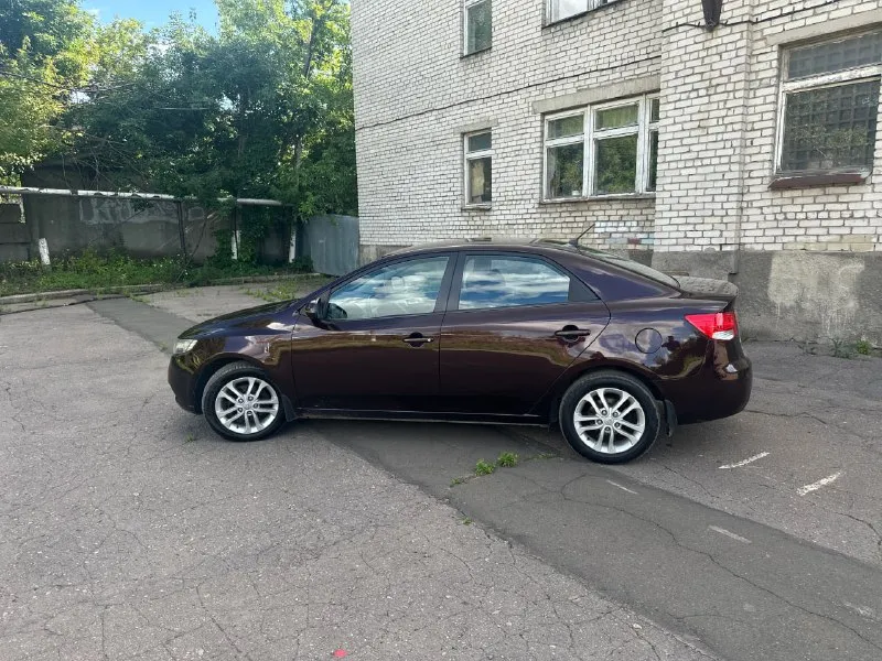 Продается kia cerato 2011-го года выпуска в комплектации luxe. Сборка южная корея
Объем двигателя - 1.6 (126 л. С. ), цепной мотор
Коробка - 6-ступенчатый гидротрансформатор aisin
Автомобиль весь в заводском окрасе. Я - собственник по документам около 2 лет
В комплектацию входит: легкосплавные диски, 4 стеклоподъемника, подогрев передних сидений, подогрев зеркал, электроподогрев зоны стеклоочистителей, центральный замок и штатная сигнализация, кондиционер, бортовой компьютер, датчик света, мультируль, электрическое складывание зеркал, дополнительно установлена сигнализация с автозапуском, магнитола на андроиде с carplay, android auto, навигацией и камерой заднего вида.
Автомобиль полностью обслужен
Цена - 890 000 руб. Донецк. + 79498001670
📲 Tg: олег
📞 Звоните: +7(949)8001670 - фотография - 8