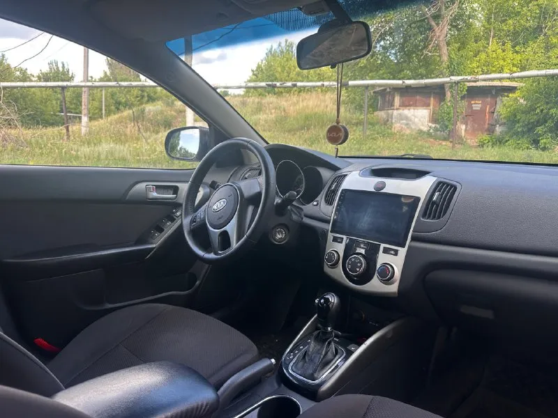 Продается kia cerato 2011-го года выпуска в комплектации luxe. Сборка южная корея
Объем двигателя - 1.6 (126 л. С. ), цепной мотор
Коробка - 6-ступенчатый гидротрансформатор aisin
Автомобиль весь в заводском окрасе. Я - собственник по документам около 2 лет
В комплектацию входит: легкосплавные диски, 4 стеклоподъемника, подогрев передних сидений, подогрев зеркал, электроподогрев зоны стеклоочистителей, центральный замок и штатная сигнализация, кондиционер, бортовой компьютер, датчик света, мультируль, электрическое складывание зеркал, дополнительно установлена сигнализация с автозапуском, магнитола на андроиде с carplay, android auto, навигацией и камерой заднего вида.
Автомобиль полностью обслужен
Цена - 890 000 руб. Донецк. + 79498001670
📲 Tg: олег
📞 Звоните: +7(949)8001670 - фотография - 9