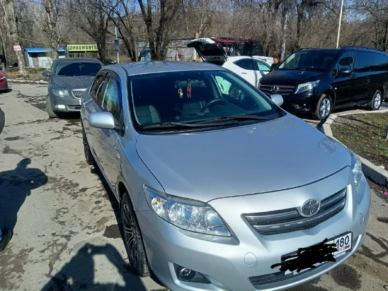 Toyota королла 1.6 мкпп. 2008г. пробег 110500 км. для совершеннолетней выглядит очень хорошо. в машине не курили, ночует в гараже. все то делались вовремя. в машинке работает все что должно работать. два ключа. комплект летней резины на оригинальных toyota дисках. зимняя и летняя резина практически новая. свет отличный, туманки линзы. нагрузок никаких не было, ездили по городу и на отдых. машина покупалась в салоне, один владелец я. не битая, не крашеная. цена 900000т. р. небольшой торг. т +79494003482 макеевка. 📞 звоните: +7(949)4003482 - фотография - 4
