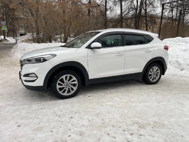 Hyundai tucson 2018г. цена 1.950.000 торг 2.0i 150л. с. привод fwd акпп автомат (aisin 6ст) пробег 92 тыс один хозяин автомобиль куплен у официального дилера хорошая комплектация ✅полноцветный дисплей ✅салон кожа ✅круиз контроль ✅apple carplay ✅светодиодные фары ✅рейлинги на крыше ✅обогрев сидений ✅2х зонный климат ✅датчики дождя и света ✅колеса r17 ✅электропривод зеркал ✅парктроники, камера заднего вида ✅мультируль ✅hands free, bluetooth ✅ 2 ключа ✅колёса зима и лето🎁 осмотр донецк тел: +79498239926 телеграмм +79161999908 - фотография - 2