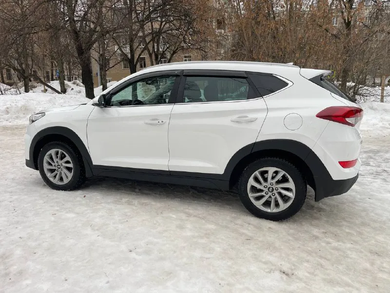 Hyundai tucson 2018г. цена 1.950.000 торг 2.0i 150л. с. привод fwd акпп автомат (aisin 6ст) пробег 92 тыс один хозяин автомобиль куплен у официального дилера хорошая комплектация ✅полноцветный дисплей ✅салон кожа ✅круиз контроль ✅apple carplay ✅светодиодные фары ✅рейлинги на крыше ✅обогрев сидений ✅2х зонный климат ✅датчики дождя и света ✅колеса r17 ✅электропривод зеркал ✅парктроники, камера заднего вида ✅мультируль ✅hands free, bluetooth ✅ 2 ключа ✅колёса зима и лето🎁 осмотр донецк тел: +79498239926 телеграмм +79161999908 - фотография - 3