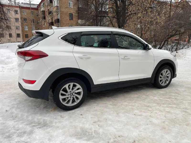 Hyundai tucson 2018г. цена 1.950.000 торг 2.0i 150л. с. привод fwd акпп автомат (aisin 6ст) пробег 92 тыс один хозяин автомобиль куплен у официального дилера хорошая комплектация ✅полноцветный дисплей ✅салон кожа ✅круиз контроль ✅apple carplay ✅светодиодные фары ✅рейлинги на крыше ✅обогрев сидений ✅2х зонный климат ✅датчики дождя и света ✅колеса r17 ✅электропривод зеркал ✅парктроники, камера заднего вида ✅мультируль ✅hands free, bluetooth ✅ 2 ключа ✅колёса зима и лето🎁 осмотр донецк тел: +79498239926 телеграмм +79161999908 - фотография - 4