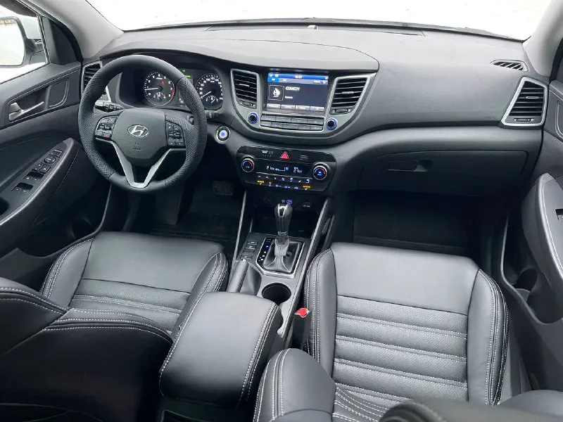 Hyundai tucson 2018г. цена 1.950.000 торг 2.0i 150л. с. привод fwd акпп автомат (aisin 6ст) пробег 92 тыс один хозяин автомобиль куплен у официального дилера хорошая комплектация ✅полноцветный дисплей ✅салон кожа ✅круиз контроль ✅apple carplay ✅светодиодные фары ✅рейлинги на крыше ✅обогрев сидений ✅2х зонный климат ✅датчики дождя и света ✅колеса r17 ✅электропривод зеркал ✅парктроники, камера заднего вида ✅мультируль ✅hands free, bluetooth ✅ 2 ключа ✅колёса зима и лето🎁 осмотр донецк тел: +79498239926 телеграмм +79161999908 - фотография - 7