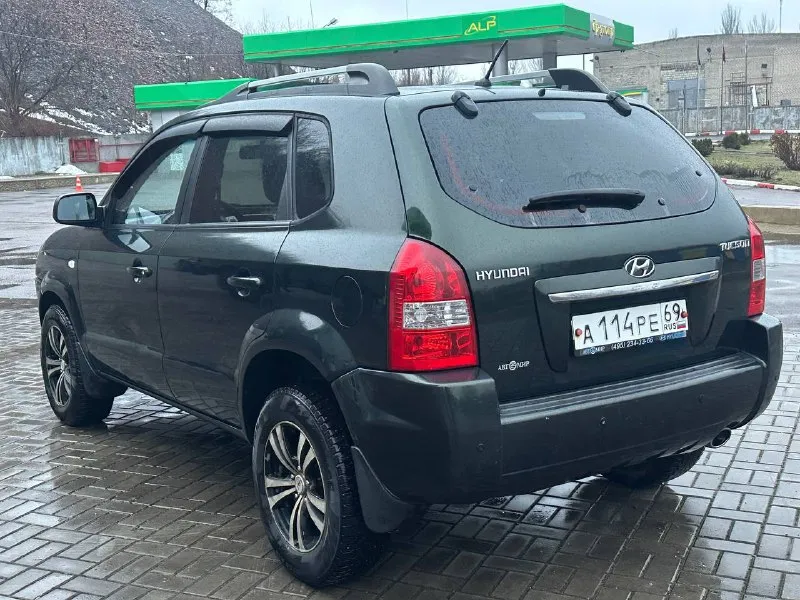 Продам hyundai tucson 2.0 бензин передний привод год выпуска 2008 коробка механика пробег 191000 тысячи в идеальном состоянии без рыжиков без дтп без вмятин без царапин по двигателю вся идеальная не троит не дымит масло не кушает коробка работает идеально не выбивает не хрустит всё скорости работают идеально подвеска вся обслужена ничего не стучит не гремит салон чистый ухоженный по комплектации имеется климат контроль работает бортовой компьютер подогрев сидений подогрев зеркал 4 стеклоподъемник и многое другое цена 825 000 +79494581808 - фотография - 2