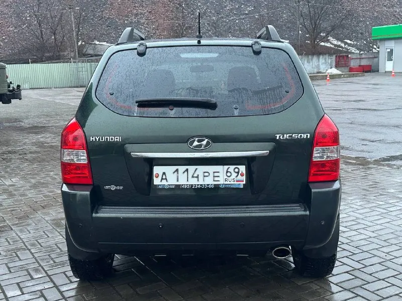 Продам hyundai tucson 2.0 бензин передний привод год выпуска 2008 коробка механика пробег 191000 тысячи в идеальном состоянии без рыжиков без дтп без вмятин без царапин по двигателю вся идеальная не троит не дымит масло не кушает коробка работает идеально не выбивает не хрустит всё скорости работают идеально подвеска вся обслужена ничего не стучит не гремит салон чистый ухоженный по комплектации имеется климат контроль работает бортовой компьютер подогрев сидений подогрев зеркал 4 стеклоподъемник и многое другое цена 825 000 +79494581808 - фотография - 3