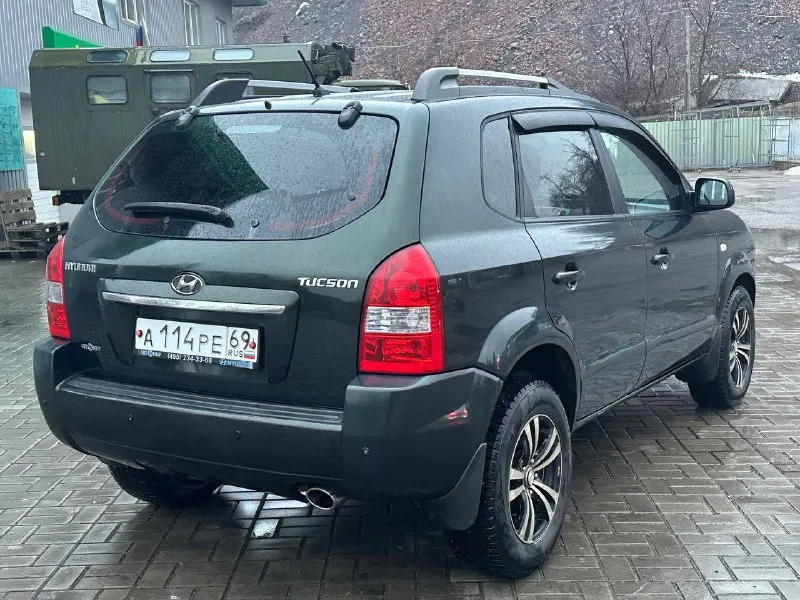Продам hyundai tucson 2.0 бензин передний привод год выпуска 2008 коробка механика пробег 191000 тысячи в идеальном состоянии без рыжиков без дтп без вмятин без царапин по двигателю вся идеальная не троит не дымит масло не кушает коробка работает идеально не выбивает не хрустит всё скорости работают идеально подвеска вся обслужена ничего не стучит не гремит салон чистый ухоженный по комплектации имеется климат контроль работает бортовой компьютер подогрев сидений подогрев зеркал 4 стеклоподъемник и многое другое цена 825 000 +79494581808 - фотография - 4