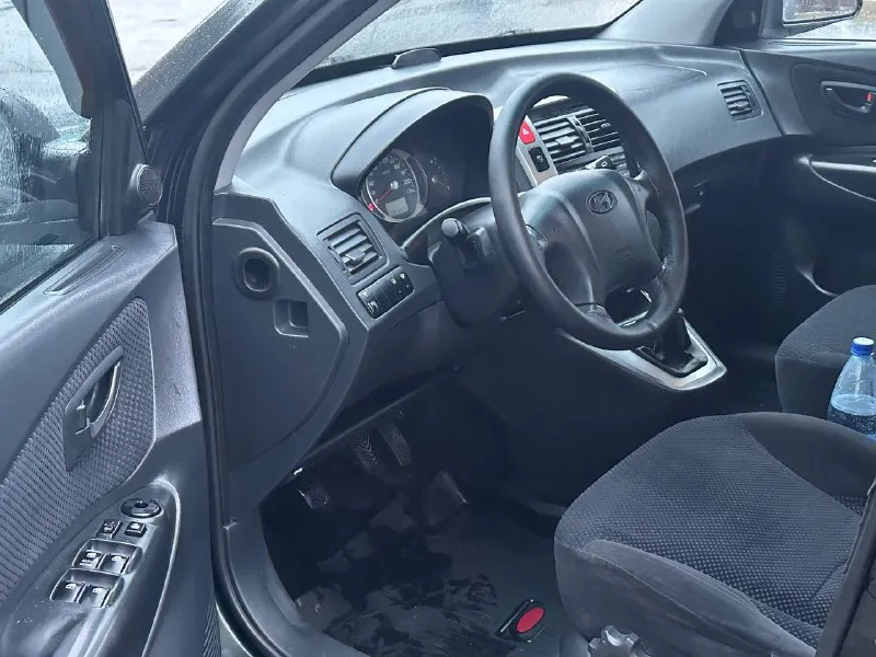 Продам hyundai tucson 2.0 бензин передний привод год выпуска 2008 коробка механика пробег 191000 тысячи в идеальном состоянии без рыжиков без дтп без вмятин без царапин по двигателю вся идеальная не троит не дымит масло не кушает коробка работает идеально не выбивает не хрустит всё скорости работают идеально подвеска вся обслужена ничего не стучит не гремит салон чистый ухоженный по комплектации имеется климат контроль работает бортовой компьютер подогрев сидений подогрев зеркал 4 стеклоподъемник и многое другое цена 825 000 +79494581808 - фотография - 7