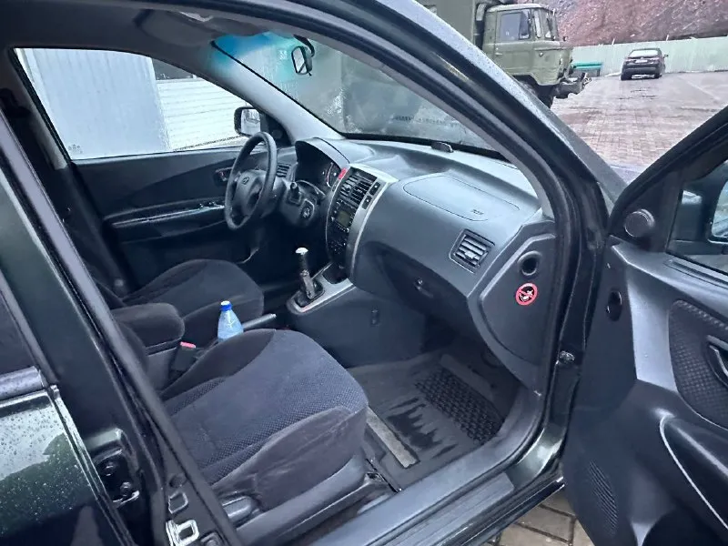 Продам hyundai tucson 2.0 бензин передний привод год выпуска 2008 коробка механика пробег 191000 тысячи в идеальном состоянии без рыжиков без дтп без вмятин без царапин по двигателю вся идеальная не троит не дымит масло не кушает коробка работает идеально не выбивает не хрустит всё скорости работают идеально подвеска вся обслужена ничего не стучит не гремит салон чистый ухоженный по комплектации имеется климат контроль работает бортовой компьютер подогрев сидений подогрев зеркал 4 стеклоподъемник и многое другое цена 825 000 +79494581808 - фотография - 8