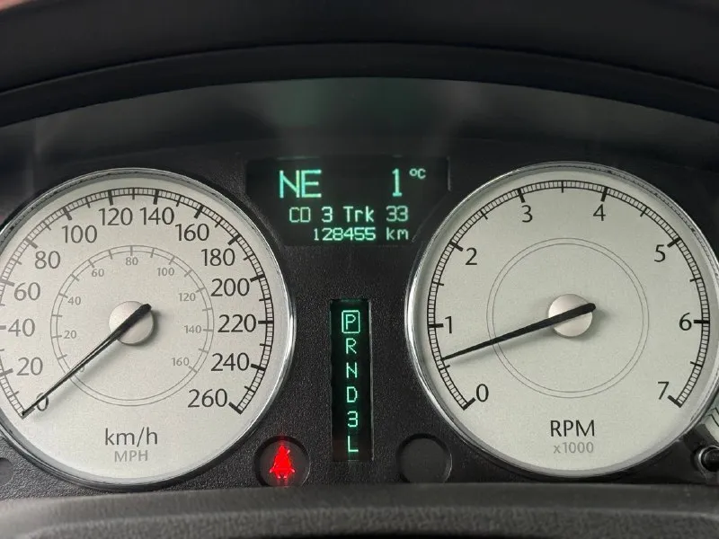 Chrysler 300c 2007 — надежный и солидный седан с мотором 2.7 (v6). автомобиль у меня с момента покупки в салоне — в одних руках, без дтп, с родным пробегом 128 000 км. ❗️❗️❗️❗️❗️❗️❗️❗️ машина в ухоженном состоянии, сохраняет фирменный статус и комфорт 300c: солидная внешность, просторный и комфортный салон, спокойная и уверенная динамика двигателя. идеальный вариант для тех, кто ценит стиль, комфорт и бережную эксплуатацию. готов к осмотру и тест‑драйву, отвечу на все вопросы. возможна проверка по vin. напишите или звоните для осмотра автомобиля! осмотр: донецк цена: 1.520.000 ▶️смотреть больше фото◀️ телефон: +79494999290 📞 звоните: +7(949)4999290 - фотография - 10