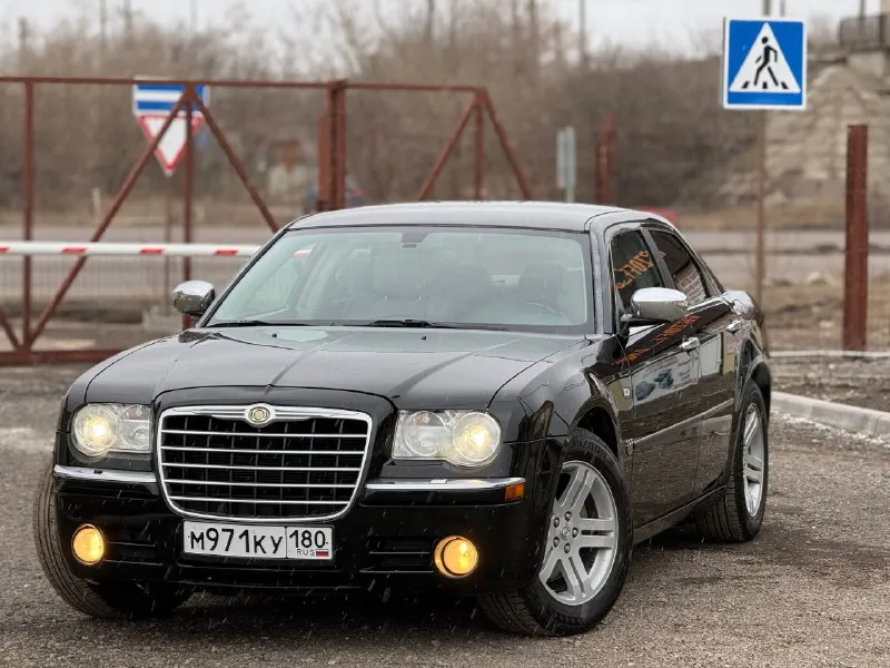Chrysler 300c 2007 — надежный и солидный седан с мотором 2.7 (v6). автомобиль у меня с момента покупки в салоне — в одних руках, без дтп, с родным пробегом 128 000 км. ❗️❗️❗️❗️❗️❗️❗️❗️ машина в ухоженном состоянии, сохраняет фирменный статус и комфорт 300c: солидная внешность, просторный и комфортный салон, спокойная и уверенная динамика двигателя. идеальный вариант для тех, кто ценит стиль, комфорт и бережную эксплуатацию. готов к осмотру и тест‑драйву, отвечу на все вопросы. возможна проверка по vin. напишите или звоните для осмотра автомобиля! осмотр: донецк цена: 1.520.000 ▶️смотреть больше фото◀️ телефон: +79494999290 📞 звоните: +7(949)4999290 - фотография - 3