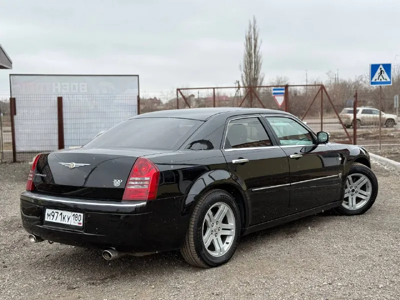 Chrysler 300c 2007 — надежный и солидный седан с мотором 2.7 (v6). автомобиль у меня с момента покупки в салоне — в одних руках, без дтп, с родным пробегом 128 000 км. ❗️❗️❗️❗️❗️❗️❗️❗️ машина в ухоженном состоянии, сохраняет фирменный статус и комфорт 300c: солидная внешность, просторный и комфортный салон, спокойная и уверенная динамика двигателя. идеальный вариант для тех, кто ценит стиль, комфорт и бережную эксплуатацию. готов к осмотру и тест‑драйву, отвечу на все вопросы. возможна проверка по vin. напишите или звоните для осмотра автомобиля! осмотр: донецк цена: 1.520.000 ▶️смотреть больше фото◀️ телефон: +79494999290 📞 звоните: +7(949)4999290 - фотография - 4