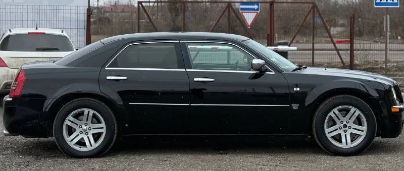 Chrysler 300c 2007 — надежный и солидный седан с мотором 2.7 (v6). автомобиль у меня с момента покупки в салоне — в одних руках, без дтп, с родным пробегом 128 000 км. ❗️❗️❗️❗️❗️❗️❗️❗️ машина в ухоженном состоянии, сохраняет фирменный статус и комфорт 300c: солидная внешность, просторный и комфортный салон, спокойная и уверенная динамика двигателя. идеальный вариант для тех, кто ценит стиль, комфорт и бережную эксплуатацию. готов к осмотру и тест‑драйву, отвечу на все вопросы. возможна проверка по vin. напишите или звоните для осмотра автомобиля! осмотр: донецк цена: 1.520.000 ▶️смотреть больше фото◀️ телефон: +79494999290 📞 звоните: +7(949)4999290 - фотография - 6