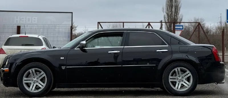 Chrysler 300c 2007 — надежный и солидный седан с мотором 2.7 (v6). автомобиль у меня с момента покупки в салоне — в одних руках, без дтп, с родным пробегом 128 000 км. ❗️❗️❗️❗️❗️❗️❗️❗️ машина в ухоженном состоянии, сохраняет фирменный статус и комфорт 300c: солидная внешность, просторный и комфортный салон, спокойная и уверенная динамика двигателя. идеальный вариант для тех, кто ценит стиль, комфорт и бережную эксплуатацию. готов к осмотру и тест‑драйву, отвечу на все вопросы. возможна проверка по vin. напишите или звоните для осмотра автомобиля! осмотр: донецк цена: 1.520.000 ▶️смотреть больше фото◀️ телефон: +79494999290 📞 звоните: +7(949)4999290 - фотография - 7