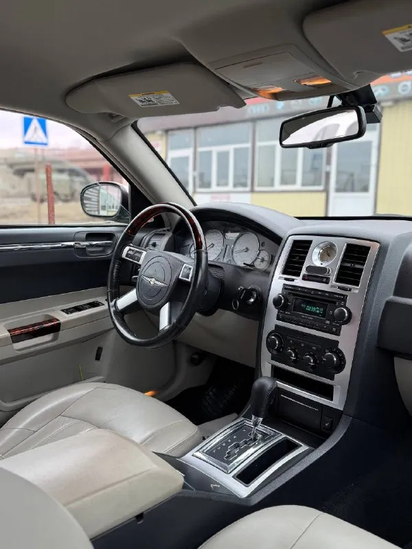 Chrysler 300c 2007 — надежный и солидный седан с мотором 2.7 (v6). автомобиль у меня с момента покупки в салоне — в одних руках, без дтп, с родным пробегом 128 000 км. ❗️❗️❗️❗️❗️❗️❗️❗️ машина в ухоженном состоянии, сохраняет фирменный статус и комфорт 300c: солидная внешность, просторный и комфортный салон, спокойная и уверенная динамика двигателя. идеальный вариант для тех, кто ценит стиль, комфорт и бережную эксплуатацию. готов к осмотру и тест‑драйву, отвечу на все вопросы. возможна проверка по vin. напишите или звоните для осмотра автомобиля! осмотр: донецк цена: 1.520.000 ▶️смотреть больше фото◀️ телефон: +79494999290 📞 звоните: +7(949)4999290 - фотография - 8