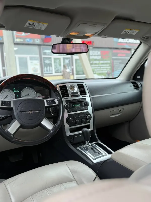 Chrysler 300c 2007 — надежный и солидный седан с мотором 2.7 (v6). автомобиль у меня с момента покупки в салоне — в одних руках, без дтп, с родным пробегом 128 000 км. ❗️❗️❗️❗️❗️❗️❗️❗️ машина в ухоженном состоянии, сохраняет фирменный статус и комфорт 300c: солидная внешность, просторный и комфортный салон, спокойная и уверенная динамика двигателя. идеальный вариант для тех, кто ценит стиль, комфорт и бережную эксплуатацию. готов к осмотру и тест‑драйву, отвечу на все вопросы. возможна проверка по vin. напишите или звоните для осмотра автомобиля! осмотр: донецк цена: 1.520.000 ▶️смотреть больше фото◀️ телефон: +79494999290 📞 звоните: +7(949)4999290 - фотография - 9