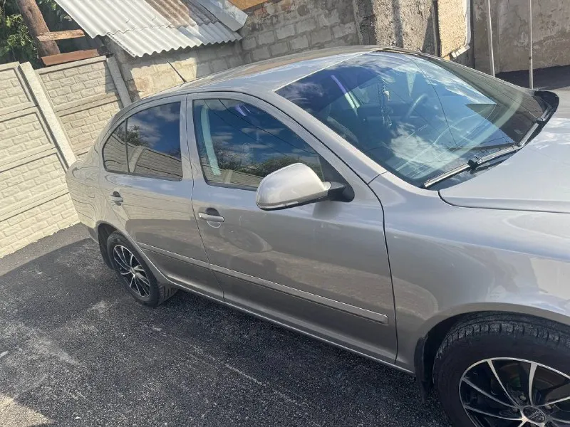 Продаю автомобиль skoda octavia 2010 года выпуска, с пробегом 200 000 километров. обьем двигателя составляет 1,9 литра, мощность - 105 лошадиных сил. коробка передач механическая, привод - передний. этот автомобиль идеально подойдет для тех, кто ищет надежный и экономичный автомобиль по доступной цене. если вы ищете автомобиль с хорошей репутацией и качеством, то skoda octavia - это отличный выбор. он обеспечит вам комфорт и безопасность на дороге, а также экономию на топливе благодаря дизельному двигателю. автомобиль полностью обслужен + 2 комплекта резины. цена 950000₽ +7 (949) 051-66-43 📞 звоните: +7(949)0516643 - фотография - 2