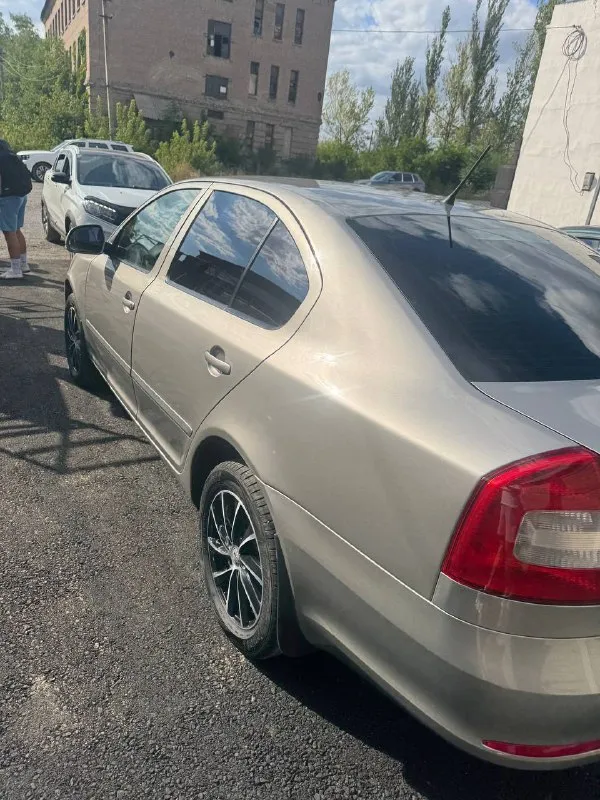 Продаю автомобиль skoda octavia 2010 года выпуска, с пробегом 200 000 километров. обьем двигателя составляет 1,9 литра, мощность - 105 лошадиных сил. коробка передач механическая, привод - передний. этот автомобиль идеально подойдет для тех, кто ищет надежный и экономичный автомобиль по доступной цене. если вы ищете автомобиль с хорошей репутацией и качеством, то skoda octavia - это отличный выбор. он обеспечит вам комфорт и безопасность на дороге, а также экономию на топливе благодаря дизельному двигателю. автомобиль полностью обслужен + 2 комплекта резины. цена 950000₽ +7 (949) 051-66-43 📞 звоните: +7(949)0516643 - фотография - 3