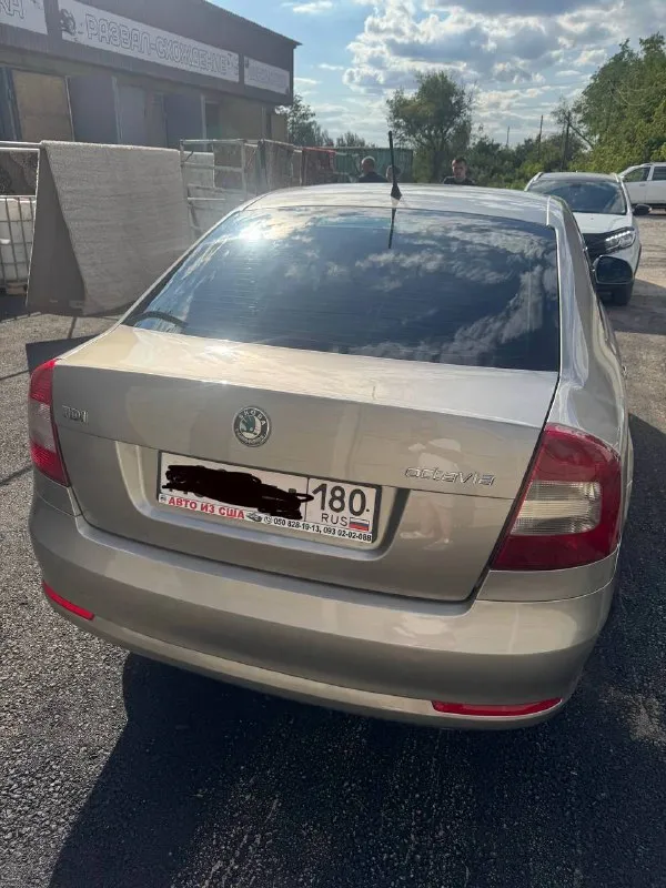 Продаю автомобиль skoda octavia 2010 года выпуска, с пробегом 200 000 километров. обьем двигателя составляет 1,9 литра, мощность - 105 лошадиных сил. коробка передач механическая, привод - передний. этот автомобиль идеально подойдет для тех, кто ищет надежный и экономичный автомобиль по доступной цене. если вы ищете автомобиль с хорошей репутацией и качеством, то skoda octavia - это отличный выбор. он обеспечит вам комфорт и безопасность на дороге, а также экономию на топливе благодаря дизельному двигателю. автомобиль полностью обслужен + 2 комплекта резины. цена 950000₽ +7 (949) 051-66-43 📞 звоните: +7(949)0516643 - фотография - 4