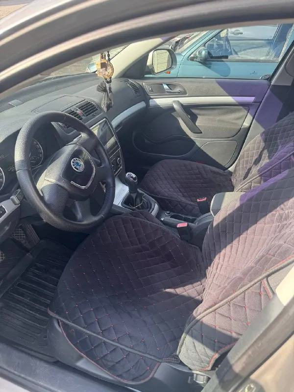 Продаю автомобиль skoda octavia 2010 года выпуска, с пробегом 200 000 километров. обьем двигателя составляет 1,9 литра, мощность - 105 лошадиных сил. коробка передач механическая, привод - передний. этот автомобиль идеально подойдет для тех, кто ищет надежный и экономичный автомобиль по доступной цене. если вы ищете автомобиль с хорошей репутацией и качеством, то skoda octavia - это отличный выбор. он обеспечит вам комфорт и безопасность на дороге, а также экономию на топливе благодаря дизельному двигателю. автомобиль полностью обслужен + 2 комплекта резины. цена 950000₽ +7 (949) 051-66-43 📞 звоните: +7(949)0516643 - фотография - 5