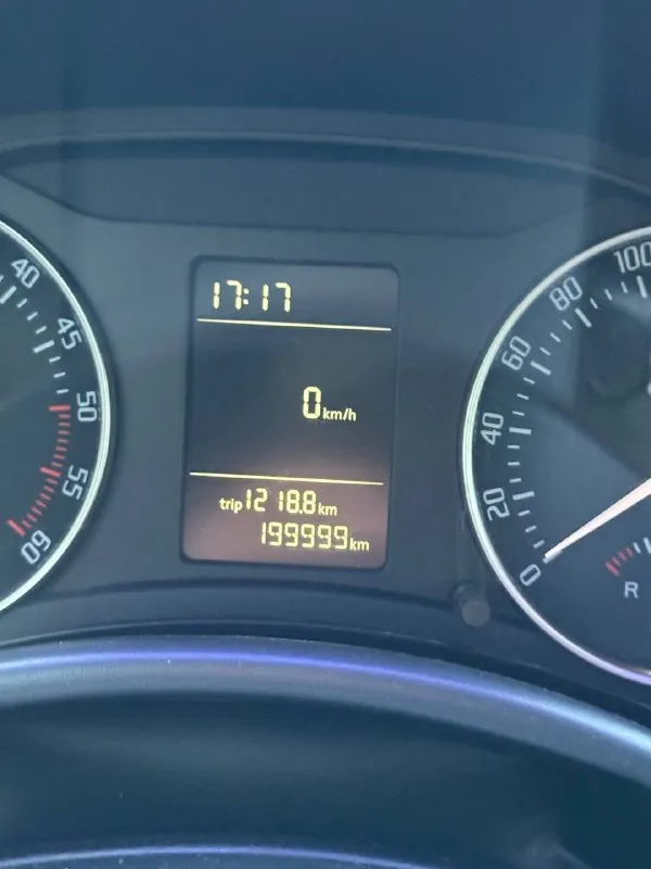 Продаю автомобиль skoda octavia 2010 года выпуска, с пробегом 200 000 километров. обьем двигателя составляет 1,9 литра, мощность - 105 лошадиных сил. коробка передач механическая, привод - передний. этот автомобиль идеально подойдет для тех, кто ищет надежный и экономичный автомобиль по доступной цене. если вы ищете автомобиль с хорошей репутацией и качеством, то skoda octavia - это отличный выбор. он обеспечит вам комфорт и безопасность на дороге, а также экономию на топливе благодаря дизельному двигателю. автомобиль полностью обслужен + 2 комплекта резины. цена 950000₽ +7 (949) 051-66-43 📞 звоните: +7(949)0516643 - фотография - 6