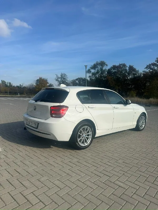 Bmw 1 серия 1.6 at (170 л. с) 2012, 180 000 км поколение: f20/f21 (2011—2015) машина в отличном состоянии, комплектация спорт лайн, есть режим спорт плюс. самая полная комплектация. резина зима-лето есть климат, а не кондиционер, как у всех единичек. 118і версия. без тюнингов, без прошивок, всё родное, гаражное хранение. на эту машину не жалели ничего, все что менялось есть квитанции, чеки с сто 170 лошадиных сил с завода. версия sport line с завода, спортивные сиденья, есть автотека (там все указанно ) цена: 1.300.000 торг уместен собственник г. донецк 79493584009 📞 звоните: +7(949)3584009 - фотография - 2