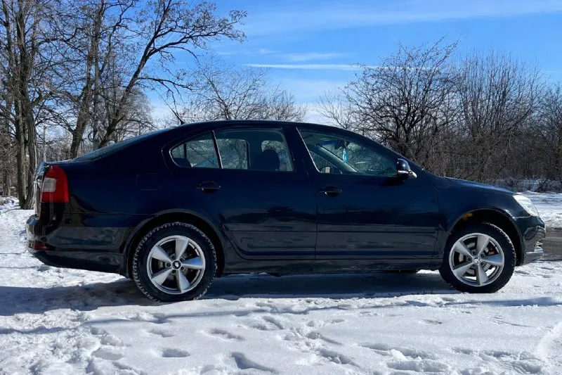 Skoda octavia 2010 рестайлинг 1.6 aisin 🔥820 тыс. руб, торг родной пробег 165 тыс. км 102 л. с. abs, asr, esp, airbags, кондиционер, электропривод и подогрев зеркал, эсп, регулировка руля по высоте и вылету, аудиосистема, цз, зимняя шипованая резина. машина в отличном состоянии, обслужена, все исправно. коробка не пинается. никаких влодений не требует. кузов без следов коррозии. за машину не стыдно. 👌техосмотр пройден, диагностическая карта на руках дебальцево +7949-304-82-06 📲 tg: vv 📞 звоните: +7(949)3048206 - фотография - 2