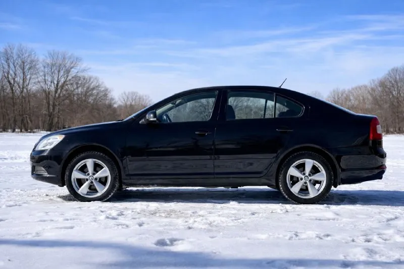 Skoda octavia 2010 рестайлинг 1.6 aisin 🔥820 тыс. руб, торг родной пробег 165 тыс. км 102 л. с. abs, asr, esp, airbags, кондиционер, электропривод и подогрев зеркал, эсп, регулировка руля по высоте и вылету, аудиосистема, цз, зимняя шипованая резина. машина в отличном состоянии, обслужена, все исправно. коробка не пинается. никаких влодений не требует. кузов без следов коррозии. за машину не стыдно. 👌техосмотр пройден, диагностическая карта на руках дебальцево +7949-304-82-06 📲 tg: vv 📞 звоните: +7(949)3048206 - фотография - 3