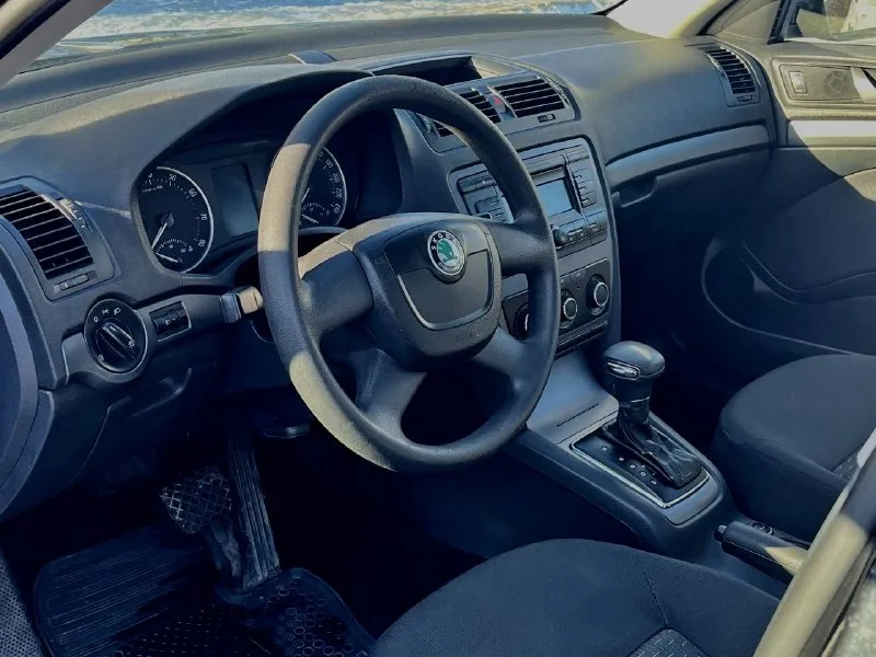 Skoda octavia 2010 рестайлинг 1.6 aisin 🔥820 тыс. руб, торг родной пробег 165 тыс. км 102 л. с. abs, asr, esp, airbags, кондиционер, электропривод и подогрев зеркал, эсп, регулировка руля по высоте и вылету, аудиосистема, цз, зимняя шипованая резина. машина в отличном состоянии, обслужена, все исправно. коробка не пинается. никаких влодений не требует. кузов без следов коррозии. за машину не стыдно. 👌техосмотр пройден, диагностическая карта на руках дебальцево +7949-304-82-06 📲 tg: vv 📞 звоните: +7(949)3048206 - фотография - 5