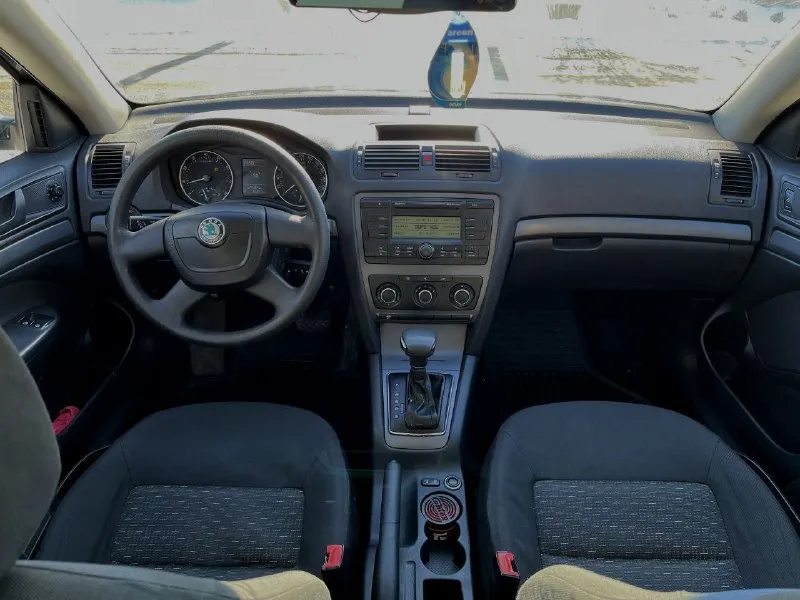 Skoda octavia 2010 рестайлинг 1.6 aisin 🔥820 тыс. руб, торг родной пробег 165 тыс. км 102 л. с. abs, asr, esp, airbags, кондиционер, электропривод и подогрев зеркал, эсп, регулировка руля по высоте и вылету, аудиосистема, цз, зимняя шипованая резина. машина в отличном состоянии, обслужена, все исправно. коробка не пинается. никаких влодений не требует. кузов без следов коррозии. за машину не стыдно. 👌техосмотр пройден, диагностическая карта на руках дебальцево +7949-304-82-06 📲 tg: vv 📞 звоните: +7(949)3048206 - фотография - 6