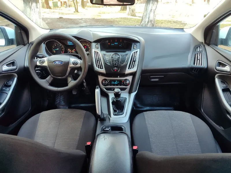 Продам ford focus 3 2013г. 1.6 бензин(125 л. с) мкпп. пробег 140000 км. машина в хорошем состоянии, делать ничего не нужно! двухзонный климат контроль датчик света датчик дождя сигнализация с автозапуском парктроник бортовой компьютер цена 720000 торг. +79494059270 донецк кировский район 📞 🇷🇺 звоните: +79494059270 - фотография - 9