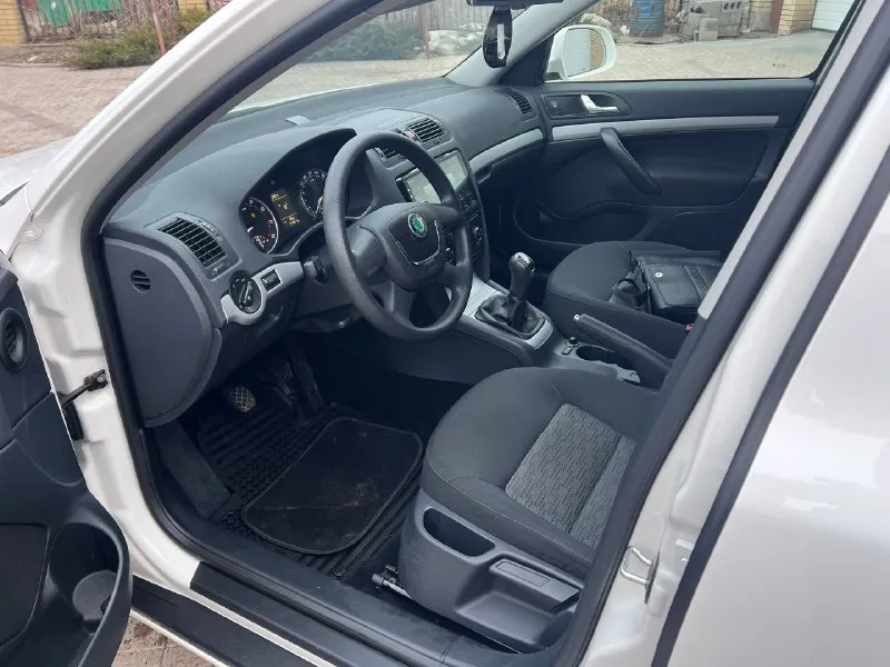 Skoda octavia 2012 года выпуска двигатель 1.6 mpi самый обычный коробка механика пробег 90000 км родного не смотаного без единого окраса любые проверки состояние нового автомобиля два ключа сигнализация с обратной с автозапуском и обратной связью зимняя резина все т. о проходила по регламенту цена 1 мл 180тысяч +7 (949) 520 5972. 📞 звоните: +7(949)5205972 - фотография - 9