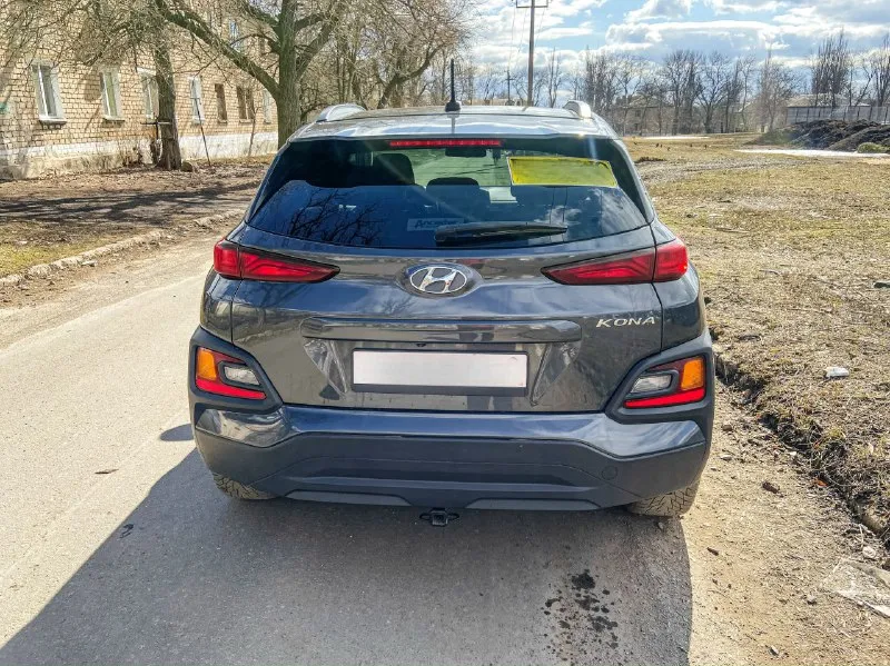 🚗 продаётся отличный автомобиль hyundai kona! 🚗 2018 год выпуска пробег: 98 000 миль состояние: отличное, без вложений! ✅ расход топлива: всего 7.5 литров на 100 км ⛽ комплектация: 🌟 полный привод — для уверенности на любой дороге 🌟 блокировка дифференциала — максимум контроля 🌟 помощь при спуске с горы — безопасность и комфорт 🌟 старт-стоп система — экономия топлива и экологии 🌟 бесключевой доступ — удобство в каждой поездке 🌟 мульти руль — управление под рукой 🌟 кондиционер — прох ваз в жару 🌟 камера заднего вида - для комфортной езды задним ходом идеальный вариант для тех, кто ценит надёжность и комфорт! звоните и приезжайте на тест-драйв! 📞🚙 телефон ☎️ +79495198464 территориально г. енакиево цена 1.500 000р 💰 📞 звоните: +7(949)5198464 - фотография - 2