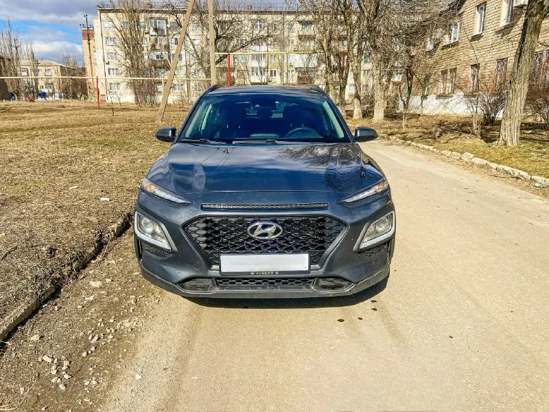 🚗 продаётся отличный автомобиль hyundai kona! 🚗 2018 год выпуска пробег: 98 000 миль состояние: отличное, без вложений! ✅ расход топлива: всего 7.5 литров на 100 км ⛽ комплектация: 🌟 полный привод — для уверенности на любой дороге 🌟 блокировка дифференциала — максимум контроля 🌟 помощь при спуске с горы — безопасность и комфорт 🌟 старт-стоп система — экономия топлива и экологии 🌟 бесключевой доступ — удобство в каждой поездке 🌟 мульти руль — управление под рукой 🌟 кондиционер — прох ваз в жару 🌟 камера заднего вида - для комфортной езды задним ходом идеальный вариант для тех, кто ценит надёжность и комфорт! звоните и приезжайте на тест-драйв! 📞🚙 телефон ☎️ +79495198464 территориально г. енакиево цена 1.500 000р 💰 📞 звоните: +7(949)5198464 - фотография - 4