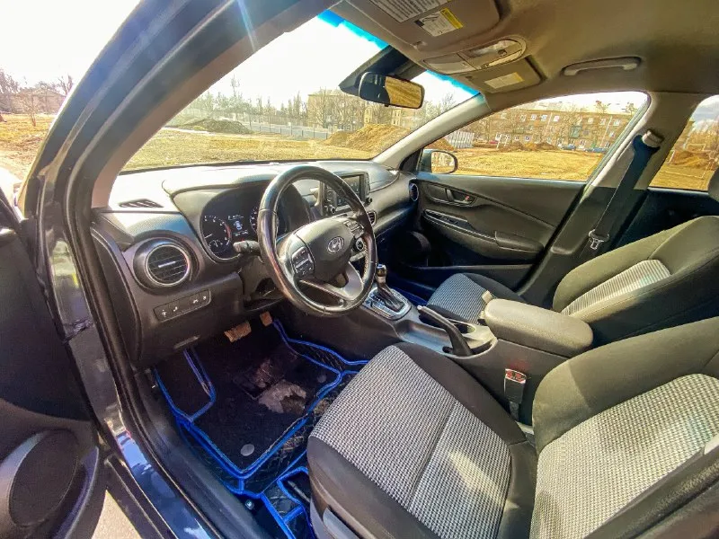 🚗 продаётся отличный автомобиль hyundai kona! 🚗 2018 год выпуска пробег: 98 000 миль состояние: отличное, без вложений! ✅ расход топлива: всего 7.5 литров на 100 км ⛽ комплектация: 🌟 полный привод — для уверенности на любой дороге 🌟 блокировка дифференциала — максимум контроля 🌟 помощь при спуске с горы — безопасность и комфорт 🌟 старт-стоп система — экономия топлива и экологии 🌟 бесключевой доступ — удобство в каждой поездке 🌟 мульти руль — управление под рукой 🌟 кондиционер — прох ваз в жару 🌟 камера заднего вида - для комфортной езды задним ходом идеальный вариант для тех, кто ценит надёжность и комфорт! звоните и приезжайте на тест-драйв! 📞🚙 телефон ☎️ +79495198464 территориально г. енакиево цена 1.500 000р 💰 📞 звоните: +7(949)5198464 - фотография - 5