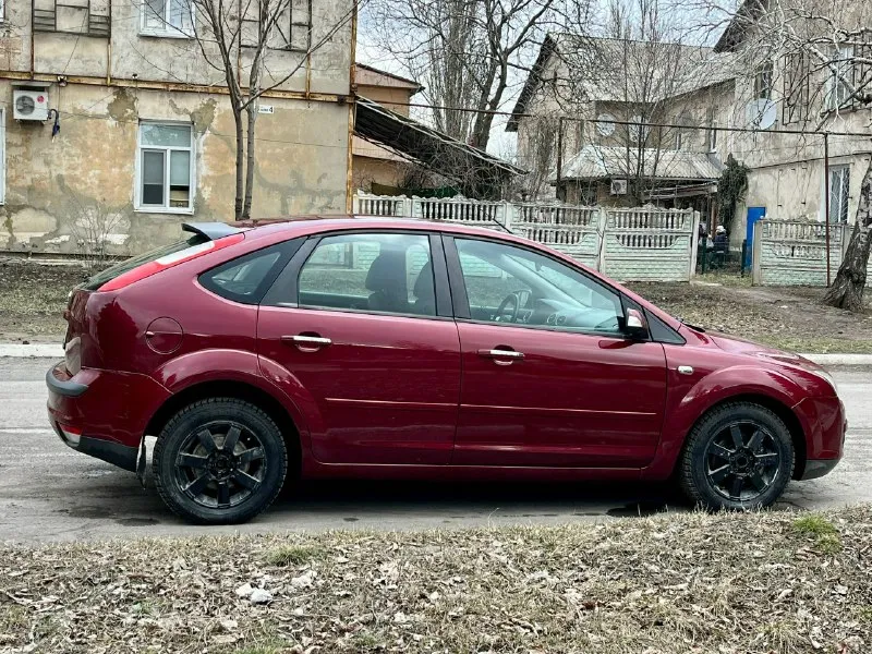 Продам ford фокус 2007г двигатель 1.8 надёжный, без масложора зелёная автотека ! родной пробег 176.000 в прекрасном состоянии, без каких-либо вложений. по кузову без гнили и ржавчины, ровный и красивый. остекление все заводское без сколов и трещин. топовая комплектация chia: 2х зонный климат контроль,4 электро стекло подьемника, обогревы, датчики дождя и света, круиз контроль, мультируль, гур, подушки безопасности, abs, птф и многое другое. подвеска вся менялась летом, ехать приятно. по документам полный порядок, любые переоформления. техосмотр в подарок ! цена : 520.000 торг у капота +79497835976 📞 звоните: +7(949)7835976 - фотография - 2