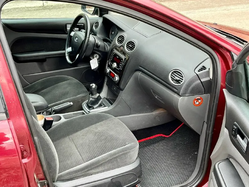 Продам ford фокус 2007г двигатель 1.8 надёжный, без масложора зелёная автотека ! родной пробег 176.000 в прекрасном состоянии, без каких-либо вложений. по кузову без гнили и ржавчины, ровный и красивый. остекление все заводское без сколов и трещин. топовая комплектация chia: 2х зонный климат контроль,4 электро стекло подьемника, обогревы, датчики дождя и света, круиз контроль, мультируль, гур, подушки безопасности, abs, птф и многое другое. подвеска вся менялась летом, ехать приятно. по документам полный порядок, любые переоформления. техосмотр в подарок ! цена : 520.000 торг у капота +79497835976 📞 звоните: +7(949)7835976 - фотография - 7