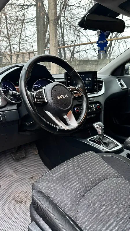 Kia cee'd конец 2021 года выпуска рестайлинг (самый крайний кузов) продам авто, я владелец по всем документам, состояние отличное, и техника и кузов! Весь автомобиль в родном окрасе. Без дтп. Двигатель обьемом 1.6л. , 128л. С. Пробег: 97000 (родной) преимущества: ☑️ техническое состояние без нареканий, обслужена, все то по регламенту. ☑️ вместительный салон и багажник ✅ литые диски со свежими зимними шинами (липучка) ☑️ богатая комплектация: ⚡климат-контроль двухзонный ⚡датчик дождя ⚡датчик света ⚡помощь при трогании в гору ⚡электроcтeклoпoдъeмники все ⚡элeктpoрeгулиpовкa зeркaл с обогревом ⚡камера заднего вида ⚡управление на руле (мультируль) ⚡круиз-контроль ⚡обогрев передних сидений ⚡обогрев руля ⚡обогрев зоны дворников цена 2000000, +79494981262 донецк
📞 Звоните: +7(949)4981262 - фотография - 5