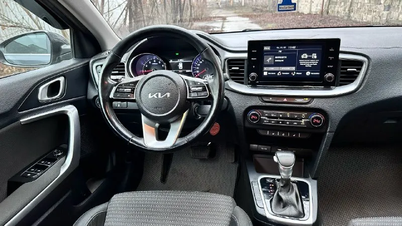 Kia cee'd конец 2021 года выпуска рестайлинг (самый крайний кузов) продам авто, я владелец по всем документам, состояние отличное, и техника и кузов! Весь автомобиль в родном окрасе. Без дтп. Двигатель обьемом 1.6л. , 128л. С. Пробег: 97000 (родной) преимущества: ☑️ техническое состояние без нареканий, обслужена, все то по регламенту. ☑️ вместительный салон и багажник ✅ литые диски со свежими зимними шинами (липучка) ☑️ богатая комплектация: ⚡климат-контроль двухзонный ⚡датчик дождя ⚡датчик света ⚡помощь при трогании в гору ⚡электроcтeклoпoдъeмники все ⚡элeктpoрeгулиpовкa зeркaл с обогревом ⚡камера заднего вида ⚡управление на руле (мультируль) ⚡круиз-контроль ⚡обогрев передних сидений ⚡обогрев руля ⚡обогрев зоны дворников цена 2000000, +79494981262 донецк
📞 Звоните: +7(949)4981262 - фотография - 6