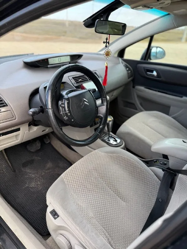 Продам citroen c4🔥 год выпуска:2005🔥 пробег, км:180.000 🔥 модификация:1.6 ат 🔥 тип двигателя: бензин🔥 коробка передач: автомат🔥 привод: передний🔥 тип кузова: хетчбек 3-дверный🔥 koмплeктaция: base🔥 цвет: черный🔥 живой citroen на полном ходу, не требует никаких вложений от слова совсем. в премиальном чёрном цвете. мотор в идеальном состоянии, не троит, не дымит, не имеет каких либо посторонних звуков. акпп-в идеальном состоянии, плавность переключения передач, отсутствие рывков и корректность работы в разных режимах. ходовая-отсутствие неисправностей в подвеске, стабильность поведения машины на дороге и комфорт при езде. салон в идеальном состоянии, без потертостей и каких-либо нюансов. так же имеется видео, по просьбе отправлю для более лучшего осмотра авто. готов к выезду в любой сервис по вашему желанию. многое могу не описать. при встречу всё расскажу и покажу. цена:399.999 тысяч торг минимальный и обоснованный. возможен пригон по договоренности. возможен обмен. номер для связи:+79495752024 - фотография - 10