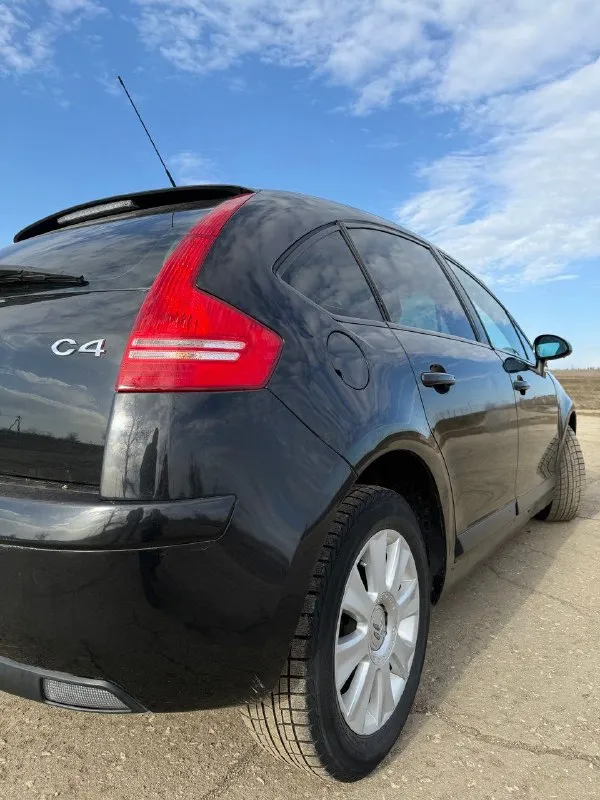 Продам citroen c4🔥 год выпуска:2005🔥 пробег, км:180.000 🔥 модификация:1.6 ат 🔥 тип двигателя: бензин🔥 коробка передач: автомат🔥 привод: передний🔥 тип кузова: хетчбек 3-дверный🔥 koмплeктaция: base🔥 цвет: черный🔥 живой citroen на полном ходу, не требует никаких вложений от слова совсем. в премиальном чёрном цвете. мотор в идеальном состоянии, не троит, не дымит, не имеет каких либо посторонних звуков. акпп-в идеальном состоянии, плавность переключения передач, отсутствие рывков и корректность работы в разных режимах. ходовая-отсутствие неисправностей в подвеске, стабильность поведения машины на дороге и комфорт при езде. салон в идеальном состоянии, без потертостей и каких-либо нюансов. так же имеется видео, по просьбе отправлю для более лучшего осмотра авто. готов к выезду в любой сервис по вашему желанию. многое могу не описать. при встречу всё расскажу и покажу. цена:399.999 тысяч торг минимальный и обоснованный. возможен пригон по договоренности. возможен обмен. номер для связи:+79495752024 - фотография - 7
