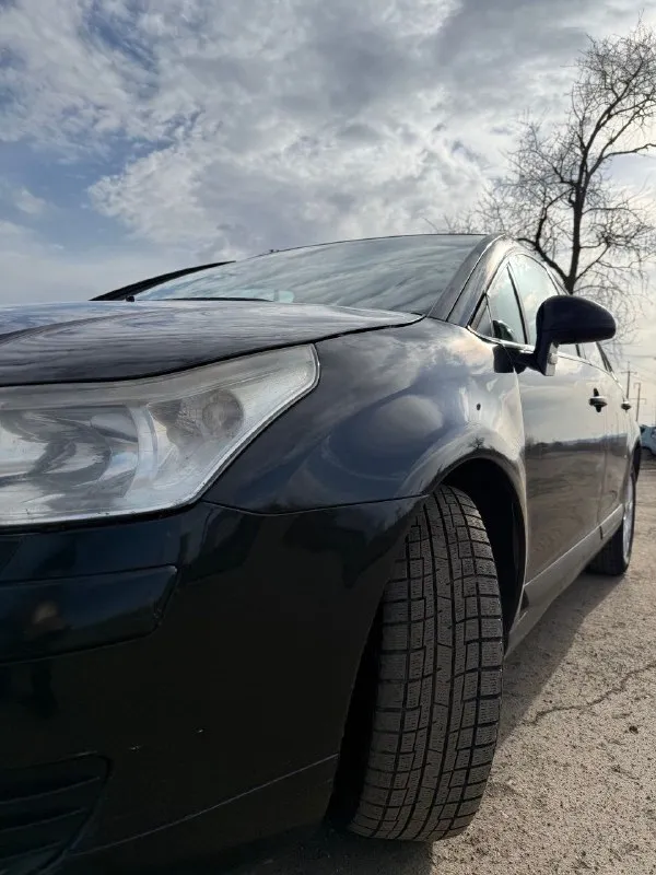 Продам citroen c4🔥 год выпуска:2005🔥 пробег, км:180.000 🔥 модификация:1.6 ат 🔥 тип двигателя: бензин🔥 коробка передач: автомат🔥 привод: передний🔥 тип кузова: хетчбек 3-дверный🔥 koмплeктaция: base🔥 цвет: черный🔥 живой citroen на полном ходу, не требует никаких вложений от слова совсем. в премиальном чёрном цвете. мотор в идеальном состоянии, не троит, не дымит, не имеет каких либо посторонних звуков. акпп-в идеальном состоянии, плавность переключения передач, отсутствие рывков и корректность работы в разных режимах. ходовая-отсутствие неисправностей в подвеске, стабильность поведения машины на дороге и комфорт при езде. салон в идеальном состоянии, без потертостей и каких-либо нюансов. так же имеется видео, по просьбе отправлю для более лучшего осмотра авто. готов к выезду в любой сервис по вашему желанию. многое могу не описать. при встречу всё расскажу и покажу. цена:399.999 тысяч торг минимальный и обоснованный. возможен пригон по договоренности. возможен обмен. номер для связи:+79495752024 - фотография - 9